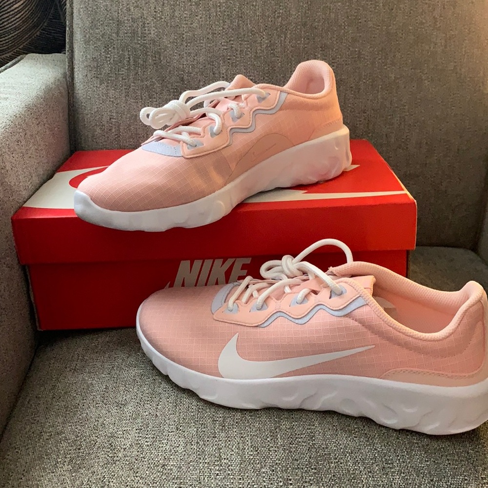 BRAND NEW Women NIKE strada echo pink/white
